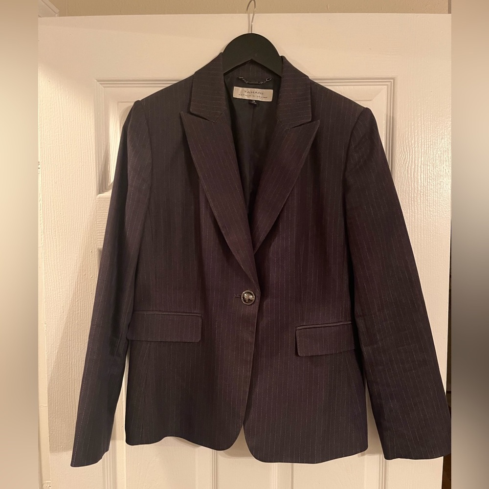 🐠Tahari. Suit Jacket. Pin Stripe. Excellent Condition. Size 10.